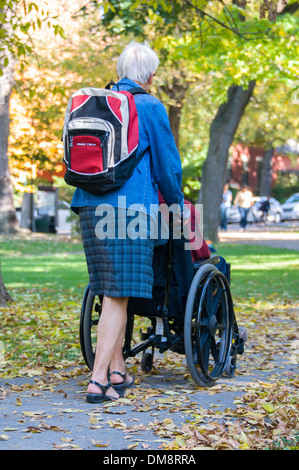 Senior woman and man in wheelchair Banque D'Images