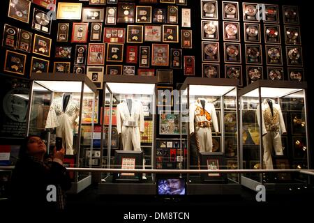 Memphis, Tennessee, USA. Dec 12, 2013. 12 décembre 2013 - Aidie Perez, d'El Paso, Texas, prend dans la salle de bal de paquets tout en visitant Graceland. Le paquet ball room est composé d'Elvis Presley's awards depuis sa mort. De nouvelles marques authentiques, basé à New York, Groupe a acquis les actifs de propriété intellectuelle d'Elvis Presley à partir de CORE Media Group. © William Deshazer/l'appel Commercial/ZUMAPRESS.com/Alamy Live News Banque D'Images