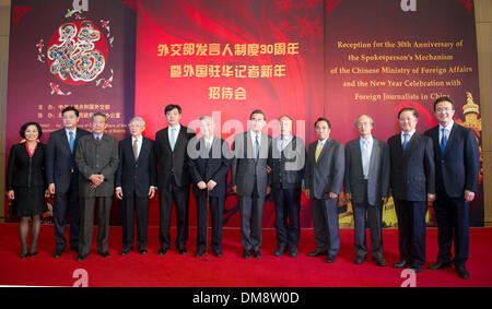 Beijing, Chine. Dec 12, 2013. Le Ministre chinois des affaires étrangères Wang Yi (6e R) pose pour une photo avec les porte-parole de la Chine au cours de la réception pour le 30e anniversaire de la porte-parole du mécanisme du Ministère chinois des Affaires étrangères et de la fête du Nouvel An avec des journalistes étrangers en Chine à Beijing, capitale de Chine, le 12 décembre 2013. © Huang Jingwen/Xinhua/Alamy Live News Banque D'Images