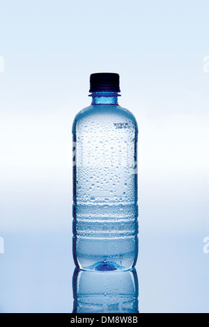 Bouteille d'eau sur la surface de verre Banque D'Images