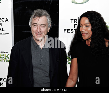 NEW YORK, USA - 21 avril 2010 : Robert De Niro et Grace Hightower assister à la 'hrærek pour toujours, d'après' premiere lors de l'édition 2010 de la FFT Banque D'Images