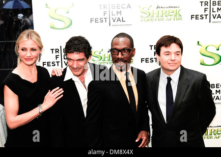 NEW YORK, États-Unis - 21 avril 2010 : (L-R) C. Diaz , A. Banderas, E. Murphy et M. Myers, assister à la première de "hrærek pour toujours, d'après' Banque D'Images