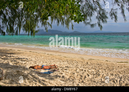 Belle plage de sable blanc de Koh Kradan en Thaïlande Banque D'Images