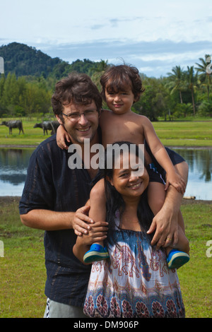 Un jeune de la moitié moitié Thaï enfant américain avec son père et mère et Banque D'Images