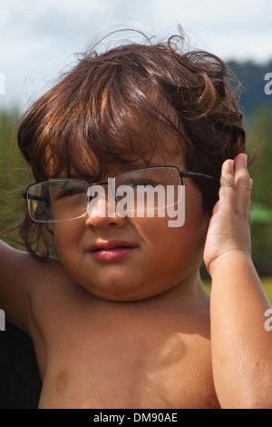 Une jeune Thaïlandaise la moitié moitié américaine enfant portant lunettes papas Banque D'Images