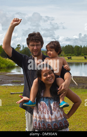 Un jeune de la moitié moitié Thaï enfant américain avec son père et mère et Banque D'Images