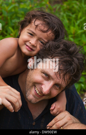 Un jeune de la moitié moitié Thaï enfant américain avec son père Banque D'Images