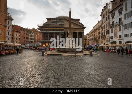 Vue sur le panthéon de la Piazza della Rotonda à Rome Banque D'Images