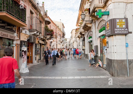 Corso Umberto - rue principale de Taormina, Sicile Banque D'Images