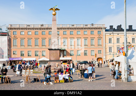 Place du marché et de l'obélisque de l'impératrice Alexandra stern à Helsinki, Finlande Banque D'Images