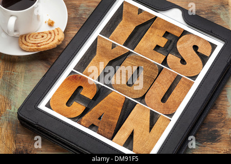 Oui vous pouvez - slogan de motivation sur une tablette numérique avec une tasse de café Banque D'Images