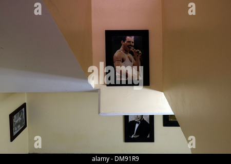 Photographies du célèbre chanteur Queen Freddie Mercury à l'intérieur de la maison de naissance de Mercury à Stone Town dans l'île de Zanzibar une partie semi-autonome de la Tanzanie, en Afrique de l'est. Le musée de la maison présente un accord détaillé de la ville natale de Mercure, de son enfance et de l'éducation, puis le reste de son voyage pour devenir une star de la musique. Banque D'Images