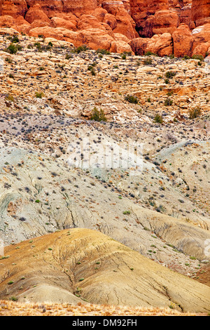Divers dépôts minéraux créer cette palette de couleurs le long de la vallée du sel Laver dans l'Utah Arches National Park. Banque D'Images