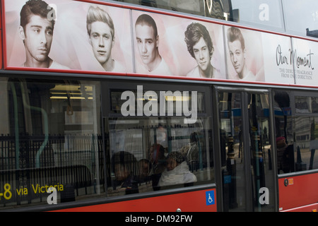 L'un en direction de 'notre' Parfum Moment Publicité sur un bus rouge de Londres Banque D'Images