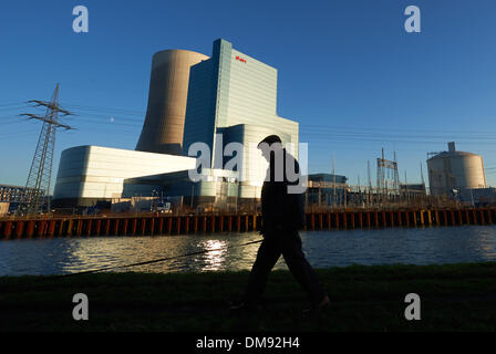 Datteln, Allemagne. Dec 12, 2013. L'Éon hard coal power plant à l'Dortmuns Canal Ems est illustré à Datteln, Allemagne, 12 décembre 2013. En 2009 l'usine n'a pas été approuvé par les tribunaux, mais l'approbation pourrait gagner maintenant. Photo : Bernd Thissen/dpa/Alamy Live News Banque D'Images