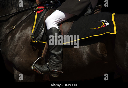 Jockey sur un cheval, une capture de bottes noires, un pantalon d'équitation blanc et noir/jaune selle. Image prise au Adelaide cup Banque D'Images