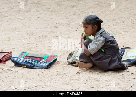 Village de l'Inde rurale school girl holding a tablet craie dans une classe de l'extérieur. L'Andhra Pradesh, Inde Banque D'Images