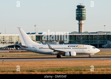 Un Boeing 737 d'Enerjet (C-FENJ) à l'Aéroport International de Vancouver. La Charte canadienne compagnie aérienne est basée à Calgary, Alberta. Banque D'Images