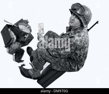 Jeune soldat américain des uniformes de camouflage montre une photographie Banque D'Images