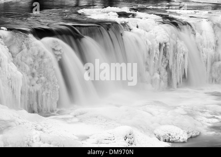 Cascade de glace en partie connue sous le nom de Keila Juga en Estonie Banque D'Images