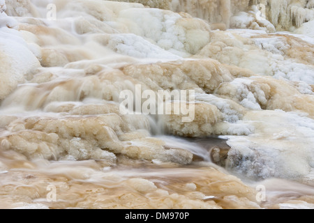 Cascade de glace en partie connue sous le nom de Keila Juga en Estonie Banque D'Images