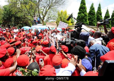 Houghton, Afrique du Sud. Dec 12, 2013. Julius Malema, leader du FEP à Madiba's Johannesburg Accueil le 12 décembre 2013 à Houghton, Afrique du Sud. L'icône mondiale, Nelson Mandela est décédé paisiblement le soir du 5 décembre 2013 à son domicile à Houghton en famille. Dans le monde entier, les gens se sont réunis, le deuil de Tata Madiba. Tata se trouve dans la région jusqu'au 14 décembre 2013, lorsqu'il sera pris à sa ferme à Qunu, pour les funérailles nationales. Credit : Mary-Ann Palmer/Foto24/Gallo Images/Alamy Live News Banque D'Images