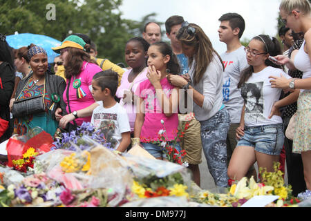 Johannesburg, Afrique du Sud. Dec 12, 2013. Personnes se rassemblent pour déposer des fleurs et rendre hommage à l'extérieur de la maison de Nelson Mandela à Houghton Johannesburg. L'Afrique du Sud Jeudi 12 Décembre 2013 Photo par Zute Lightfoot/Alamy Live News Banque D'Images