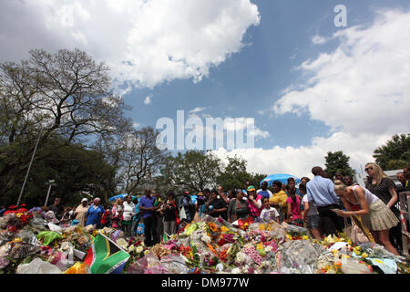 Johannesburg, Afrique du Sud. Dec 12, 2013. Personnes se rassemblent pour déposer des fleurs et rendre hommage à l'extérieur de la maison de Nelson Mandela à Houghton Johannesburg. L'Afrique du Sud Jeudi 12 Décembre 2013 Photo par Zute Lightfoot/Alamy Live News Banque D'Images