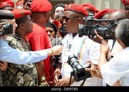 Houghton, Afrique du Sud. Dec 12, 2013. Julius Malema, leader du FEP à Madiba's Johannesburg Accueil le 12 décembre 2013 à Houghton, Afrique du Sud. L'icône mondiale, Nelson Mandela est décédé paisiblement le soir du 5 décembre 2013 à son domicile à Houghton en famille. Dans le monde entier, les gens se sont réunis, le deuil de Tata Madiba. Tata se trouve dans la région jusqu'au 14 décembre 2013, lorsqu'il sera pris à sa ferme à Qunu, pour les funérailles nationales. Credit : Mary-Ann Palmer/Foto24/Gallo Images/Alamy Live News Banque D'Images