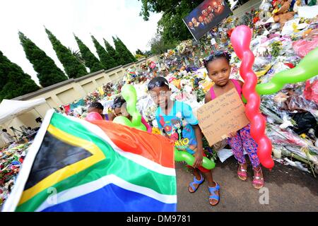 Houghton, Afrique du Sud. Dec 12, 2013. Enfants à Madiba's Johannesburg Accueil le 12 décembre 2013 à Houghton, Afrique du Sud. L'icône mondiale, Nelson Mandela est décédé paisiblement le soir du 5 décembre 2013 à son domicile à Houghton en famille. Dans le monde entier, les gens se sont réunis, le deuil de Tata Madiba. Tata se trouve dans la région jusqu'au 14 décembre 2013, lorsqu'il sera pris à sa ferme à Qunu, pour les funérailles nationales. Credit : Mary-Ann Palmer/Foto24/Gallo Images/Alamy Live News Banque D'Images