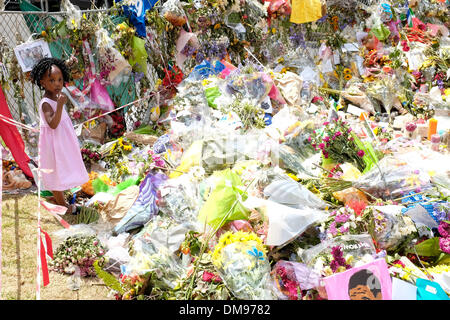 Johannesburg, Afrique du Sud. Dec 12, 2013. Personnes se rassemblent pour déposer des fleurs et rendre hommage à l'extérieur de la maison de Nelson Mandela à Houghton Johannesburg. L'Afrique du Sud Jeudi 12 Décembre 2013 Photo par Zute Lightfoot/Alamy Live News Banque D'Images