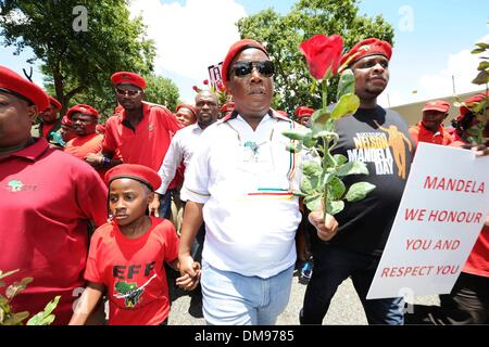 Houghton, Afrique du Sud. Dec 12, 2013. Julius Malema, leader du FEP à Madiba's Johannesburg Accueil le 12 décembre 2013 à Houghton, Afrique du Sud. L'icône mondiale, Nelson Mandela est décédé paisiblement le soir du 5 décembre 2013 à son domicile à Houghton en famille. Dans le monde entier, les gens se sont réunis, le deuil de Tata Madiba. Tata se trouve dans la région jusqu'au 14 décembre 2013, lorsqu'il sera pris à sa ferme à Qunu, pour les funérailles nationales. Credit : Mary-Ann Palmer/Foto24/Gallo Images/Alamy Live News Banque D'Images