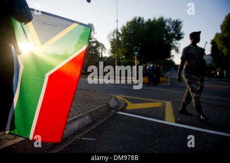 Pretoria, Afrique du Sud. Dec 12, 2013. Les personnes en attente dans une file d'attente à bord du parc-o-bus Les bus pour voir le corps de Madiba, à LC de Villiers, le 12 décembre 2013 à Pretoria, Afrique du Sud. L'icône mondiale, Nelson Mandela est décédé paisiblement le soir du 5 décembre 2013 à son domicile à Houghton en famille. Dans le monde entier, les gens se sont réunis, le deuil de Tata Madiba. Tata se trouvent dans la région, et les gens d'attente à partir de 12h00 à l'occasion de lui rendre un dernier hommage. Credit : Deaan Vivier/Foto24/Gallo Images Banque D'Images