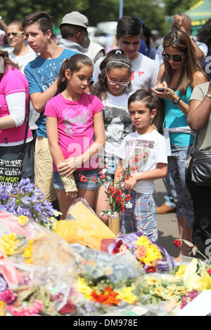 Johannesburg, Afrique du Sud. Dec 12, 2013. Personnes se rassemblent pour déposer des fleurs et rendre hommage à l'extérieur de la maison de Nelson Mandela à Houghton Johannesburg. L'Afrique du Sud Jeudi 12 Décembre 2013 Photo par Zute Lightfoot/Alamy Live News Banque D'Images