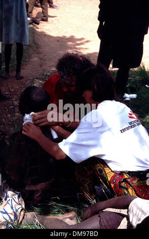 Apr 08, 1994 - Burundi, Rwanda - infirmière de MSF traite de l'woundon vicitm machette rwandaise frontière du Burundi en tant que réfugiés Tutsis rwandais fuir de l'autre côté de la frontière, au Burundi en avril 1994, les Hutus commis le génocide dans une guerre civile de 100 jours. Le génocide rwandais a été le meurtre de masse de 1994 on estime que 800 000 personnes dans la petite nation d'Afrique de l'est du Rwanda. Au cours de approximat Banque D'Images