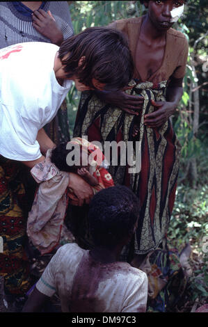 Apr 08, 1994 - Burundi, Rwanda - Femme à coups de machette à la tête de la plaie est aidé par les états de MSF comme réfugiés Tutsis rwandais fuir de l'autre côté de la frontière, au Burundi en avril 1994, les Hutus commis le génocide dans une guerre civile de 100 jours. Le génocide rwandais a été le meurtre de masse de 1994 on estime que 800 000 personnes dans la petite nation d'Afrique de l'est du Rwanda. Au cours d'environ 10 Banque D'Images