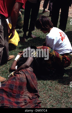 Apr 08, 1994 - Burundi, Rwanda - infirmière de MSF traite de l'woundon vicitm machette rwandaise frontière du Burundi en tant que réfugiés Tutsis rwandais fuir de l'autre côté de la frontière, au Burundi en avril 1994, les Hutus commis le génocide dans une guerre civile de 100 jours. Le génocide rwandais a été le meurtre de masse de 1994 on estime que 800 000 personnes dans la petite nation d'Afrique de l'est du Rwanda. Au cours de approximat Banque D'Images