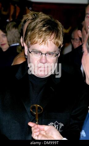 14 octobre 2002 - Los Angeles, Californie, USA - ELTON JOHN ..K26760MR INAUGURATION BOUTIQUE CHOPARD.328 NORTH Rodeo Drive, BEVERLY HILLS, CA.14 octobre 2002. MILAN RYBA/(2002 Image : © Crédit Photos Globe/ZUMAPRESS.com) Banque D'Images