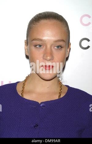 17 octobre 2002 - Los Angeles, Californie, USA - Chloe Sevigny ..K26774MR PRENDRE UNE CHANCE DE CHANEL DANS BEVERLY HILLS.CHANEL BOUTIQUE, BEVERLY HILLS, CA.OCT. 17, 2002. MILAN RYBA/ 2002 (Crédit Image : © Globe Photos/ZUMAPRESS.com) Banque D'Images