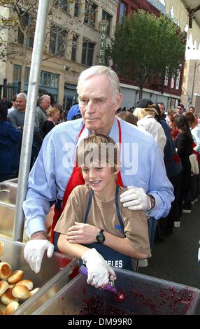 Le 27 novembre 2002 - Los Angeles, Californie, USA - Charlton Heston et petit-fils Jack HESTON ..K27302MR LOS ANGELES MISSION REPAS THANKGIVING POUR LES SANS-ABRI.MISSION DE LOS ANGELES, LOS ANGELES, CA.27 novembre 2002. MILAN RYBA/(2002 Image : © Crédit Photos Globe/ZUMAPRESS.com) Banque D'Images