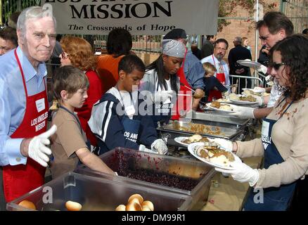 Le 27 novembre 2002 - Los Angeles, Californie, USA - Charlton Heston et petit-fils Jack HESTON ..K27302MR LOS ANGELES MISSION REPAS THANKGIVING POUR LES SANS-ABRI.MISSION DE LOS ANGELES, LOS ANGELES, CA.27 novembre 2002. MILAN RYBA/(2002 Image : © Crédit Photos Globe/ZUMAPRESS.com) Banque D'Images