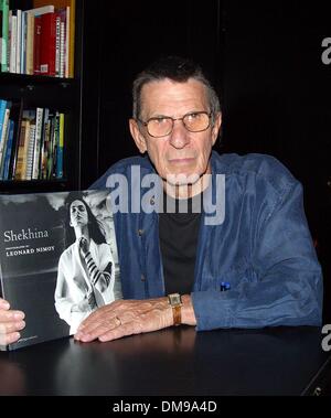 1er janvier 1980 - Hollywood, Californie, USA - ..K26567M. LEONARD NIMOY LIVRE SIGNATURE ''HEKHINA».RÉSERVEZ LA SOUPE, WEST HOLLYWOOD, CA.OCT. 08, 2002. MILAN RYBA/(2002 Image : © Crédit Photos Globe/ZUMAPRESS.com) Banque D'Images