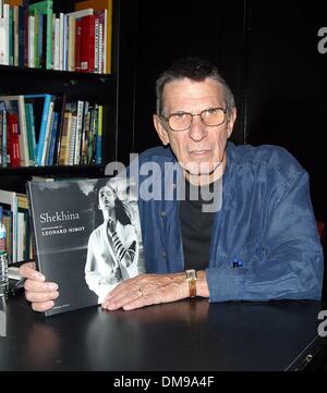 1er janvier 1980 - Hollywood, Californie, USA - ..K26567M. LEONARD NIMOY LIVRE SIGNATURE ''HEKHINA».RÉSERVEZ LA SOUPE, WEST HOLLYWOOD, CA.OCT. 08, 2002. MILAN RYBA/(2002 Image : © Crédit Photos Globe/ZUMAPRESS.com) Banque D'Images