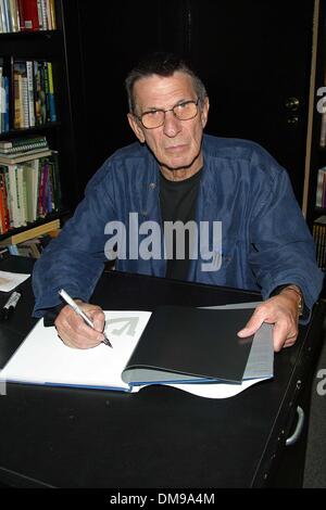 1er janvier 1980 - Hollywood, Californie, USA - ..K26567M. LEONARD NIMOY LIVRE SIGNATURE ''HEKHINA».RÉSERVEZ LA SOUPE, WEST HOLLYWOOD, CA.OCT. 08, 2002. MILAN RYBA/(2002 Image : © Crédit Photos Globe/ZUMAPRESS.com) Banque D'Images