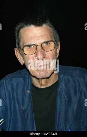 1er janvier 1980 - Hollywood, Californie, USA - ..K26567M. LEONARD NIMOY LIVRE SIGNATURE ''HEKHINA».RÉSERVEZ LA SOUPE, WEST HOLLYWOOD, CA.OCT. 08, 2002. MILAN RYBA/(2002 Image : © Crédit Photos Globe/ZUMAPRESS.com) Banque D'Images