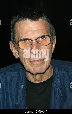 1er janvier 1980 - Hollywood, Californie, USA - ..K26567M. LEONARD NIMOY LIVRE SIGNATURE ''HEKHINA».RÉSERVEZ LA SOUPE, WEST HOLLYWOOD, CA.OCT. 08, 2002. MILAN RYBA/(2002 Image : © Crédit Photos Globe/ZUMAPRESS.com) Banque D'Images