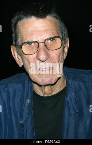 1er janvier 1980 - Hollywood, Californie, USA - ..K26567M. LEONARD NIMOY LIVRE SIGNATURE ''HEKHINA».RÉSERVEZ LA SOUPE, WEST HOLLYWOOD, CA.OCT. 08, 2002. MILAN RYBA/(2002 Image : © Crédit Photos Globe/ZUMAPRESS.com) Banque D'Images