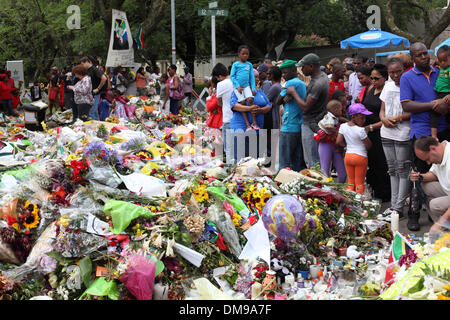 Johannesburg, Afrique du Sud. Dec 12, 2013. En deuil visiter le sanctuaire à l'extérieur de la maison de Nelson Mandela à Houghton, Johannesburg, Afrique du Sud 12 Décembre 2013 Thurssday Photo par Zute Lightfoot/Alamy Live News Banque D'Images