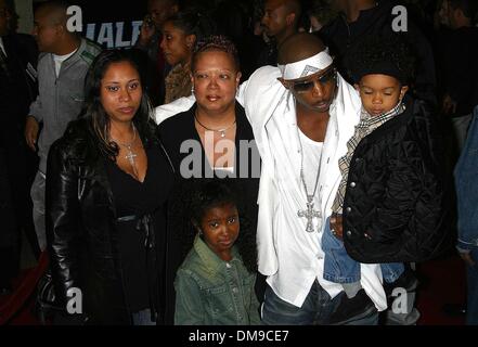 Le 7 novembre 2002 - La Californie, USA - K27061MR HALF PAST DEAD Première du film.LOEWS CENTURY PLAZA CINEMA, Century City, CA.nov. 07, 2002. MILAN RYBA/ 2002.JA RULE ET DE LA FAMILLE, MAMAN DEBBI, ÉPOUSE AISHA ATKINS, DTR BRITNEY ET SON FILS JEFFREY(Image Crédit : © Globe Photos/ZUMAPRESS.com) Banque D'Images