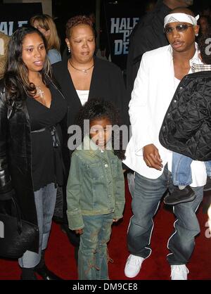 Le 7 novembre 2002 - La Californie, USA - K27061MR HALF PAST DEAD Première du film.LOEWS CENTURY PLAZA CINEMA, Century City, CA.nov. 07, 2002. MILAN RYBA/ 2002.JA RULE ET DE LA FAMILLE, MAMAN DEBBI, ÉPOUSE AISHA ATKINS, DTR BRITNEY ET SON FILS JEFFREY(Image Crédit : © Globe Photos/ZUMAPRESS.com) Banque D'Images